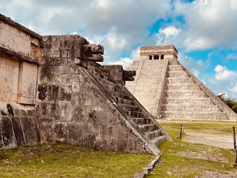 Chichén Itzá: A lo lejos el templo de Kukulcán