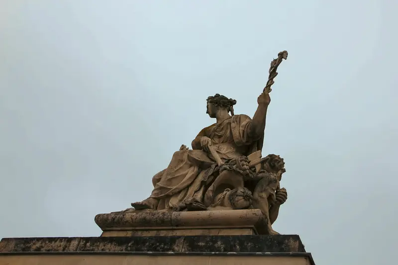 La escultura Allégorie de la Paix de Jean-Baptiste Tuby a la entrada del palacio de Versalles